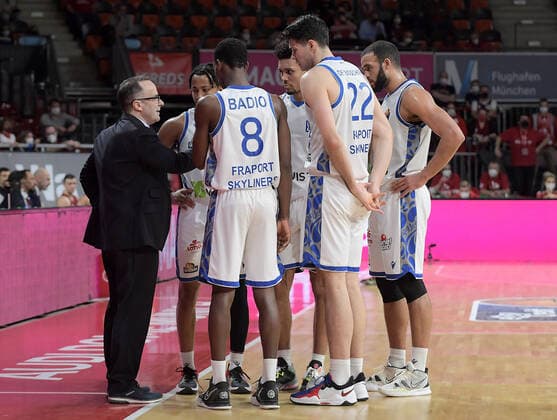 13 02 2022, xemx, basketball BBL Bundesliga, FC Bayern Muenchen basketball Frankfurt Skyliners emspor, v l head coach Diego Ocampo Frankfurt Skyliners gives instructions, gestures with arms, gesticulate, gives instructions to his team Muenchen