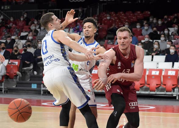 13 02 2022, xemx, Basketball BBL Bundesliga, FC Bayern Muenchen Basketball Frankfurt Skyliners emspor, v l Lukas Wank Frankfurt Skyliners , Len Adam Schoormann Frankfurt Skyliners , Leon Radosevic FC Bayern Basketball Muenchen