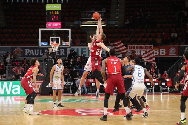 Tip Off of the match GER, FC Bayern Basketball vs FRAPORT SKYLINERS, Basketball, 1 Bundesliga, Season 2021 2022, 13 02 2022 GER, FC Bayern Basketball vs FRAPORT SKYLINERS, Basketball, 1 Bundesliga, Season 2021 2022, 13 02 2022 Muenchen Copyright: xEIBNER MarcelxEngelbrechtx EP_EER