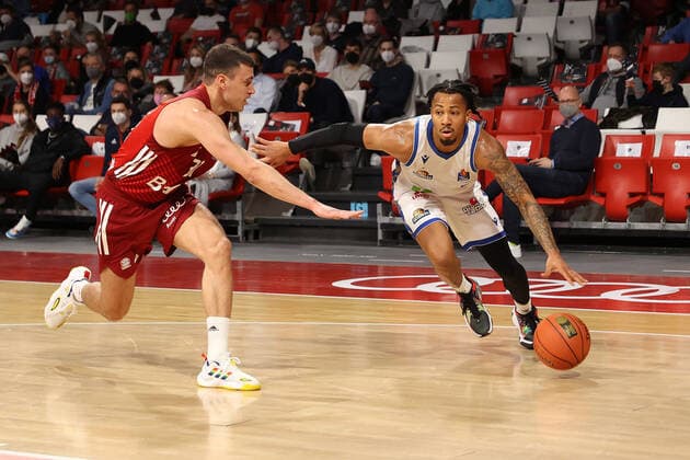 Duel between Zan Mark Sisko Bayern Basketball, 31 and Donovan Donaldson FRAPORT SKYLINERS, 2 GER, FC Bayern Basketball vs FRAPORT SKYLINERS, Basketball, 1 Bundesliga, Season 2021 2022, 13 02 2022 GER, FC Bayern Basketball vs FRAPORT SKYLINERS, Basketball, 1 Bundesliga, Season 2021 2022, 13 02 2022 Muenchen Copyright: xEIBNER MarcelxEngelbrechtx EP_EER