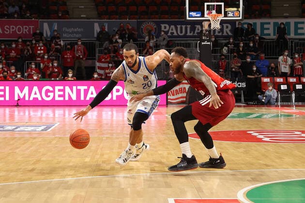 Duel between Rasheed Moore FRAPORT SKYLINERS, 20 and Deshaun Thomas Bayern Basketball, 1 GER, FC Bayern Basketball vs FRAPORT SKYLINERS, Basketball, 1 Bundesliga, season 2021 2022, 13 02 2022 GER, FC Bayern Basketball vs FRAPORT SKYLINERS, Basketball, 1 Bundesliga, season 2021 2022, 13 02 2022 Muenchen Copyright: xEIBNER MarcelxEngelbrechtx EP_EER