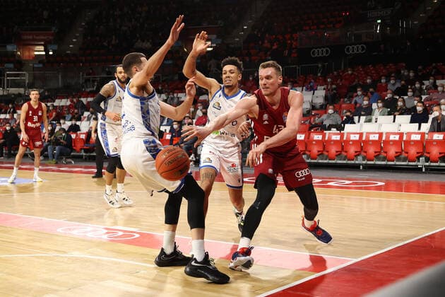 Leon Radosevic Bayern Basketball, 43 plays a pass GER, FC Bayern Basketball vs FRAPORT SKYLINERS, Basketball, 1 Bundesliga, Season 2021 2022, 13 02 2022 GER, FC Bayern Basketball vs FRAPORT SKYLINERS, Basketball, 1 Bundesliga, Season 2021 2022, 13 02 2022 Muenchen Copyright: xEIBNER MarcelxEngelbrechtx EP_EER