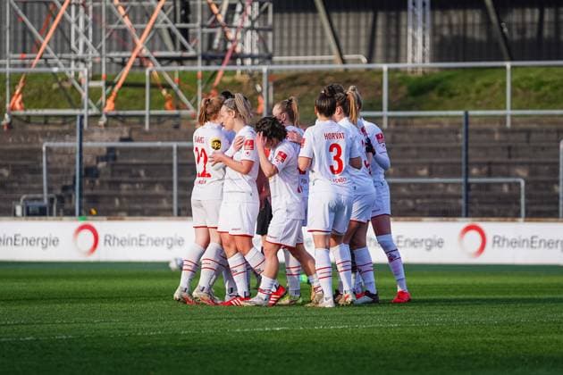 Cologne, Germany, February 13th Players of 1. FC Koeln celebrate their first goal during the Flyeralarm Frauen-Bundesliga 2021 2022 match between 1. FC Koeln and Eintracht Frankfurt at Franz-Kremer-Stadium in Cologne, Germany. Norina Toenges Sports Press Phot 1. FC Koeln v Eintracht Frankfurt - Flyeralarm Frauen-Bundesliga 2021 2022 - Franz-Kremer-Stadium 