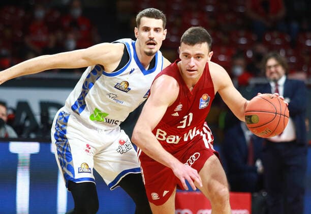 31 Zan Mark Sisko (FCBB) rot, gegen 0 Lukas Wank (Frankfurt) Basketball BBL FC Bayern München - Fraport Skyliners Frankfurt im Audi Dome am 13.02.2022 FOTO: Mladen Lackovic LakoPress
