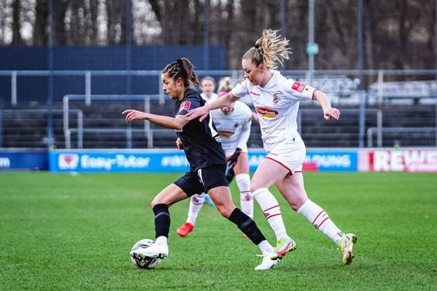 Cologne, Germany, February 13th Laura Feiersinger (27 Frankfurt) and Weronika Zawistowska (24 Koeln) during the Flyeralarm Frauen-Bundesliga 2021 2022 match between 1. FC Koeln and Eintracht Frankfurt at Franz-Kremer-Stadium in Cologne, Germany. Norina Toenges Sports Press Phot 1. FC Koeln v Eintracht Frankfurt - Flyeralarm Frauen-Bundesliga 2021 2022 - Franz-Kremer-Stadium 