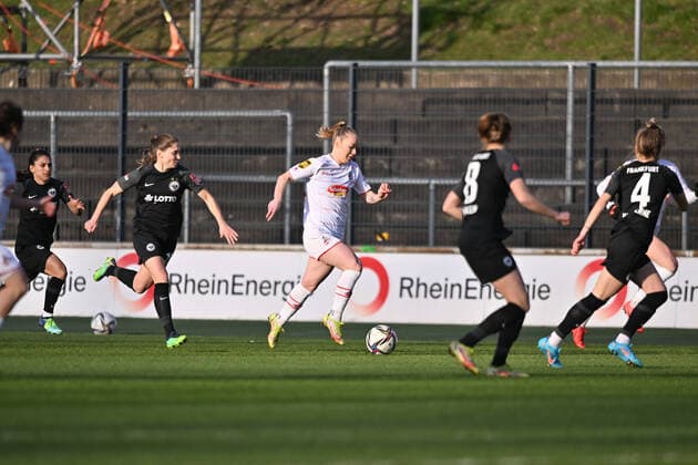 Weronika Zawistowska (FC Köln, 24) im Vorwärtslauf, 13.02.2022, Köln (Deutschland), Fussball, Flyeralarm Frauen-Bundesliga, 1.FC Köln - Eintracht Frankfurt xmkx
