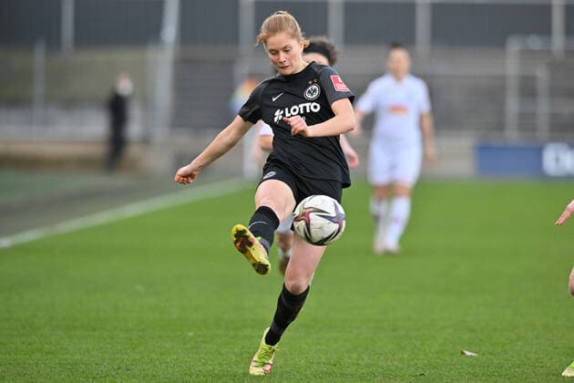Sjoeke Nüsken (SGE, 8) spielt den Ball, 13.02.2022, Köln (Deutschland), Fussball, Flyeralarm Frauen-Bundesliga, 1.FC Köln - Eintracht Frankfurt xmkx