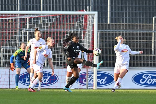 Nicole Anyomi (SGE, 19) mit Ball im Strafraum, 13.02.2022, Köln (Deutschland), Fussball, Flyeralarm Frauen-Bundesliga, 1.FC Köln - Eintracht Frankfurt xmkx