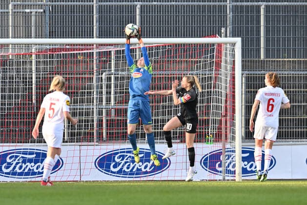 Manon Klett (Torfrau FC Köln, 1) hält den Ball, 13.02.2022, Köln (Deutschland), Fussball, Flyeralarm Frauen-Bundesliga, 1.FC Köln - Eintracht Frankfurt xmkx
