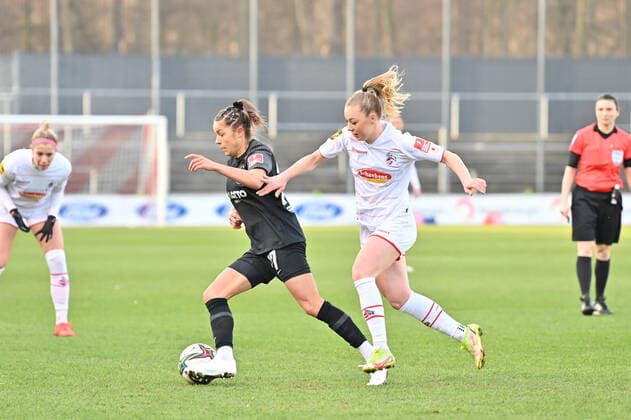Laura Feiersinger (SGE, 27) vor Weronika Zawistowska (FC Köln, 24), 13.02.2022, Köln (Deutschland), Fussball, Flyeralarm Frauen-Bundesliga, 1.FC Köln - Eintracht Frankfurt xmkx