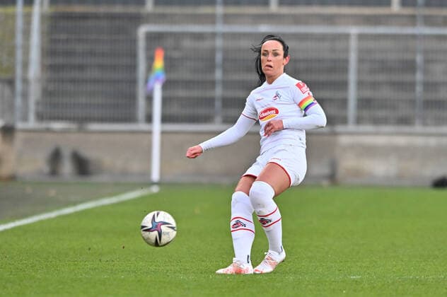Peggy Kuznik (FC Köln, 21) spielt einen Pass, 13.02.2022, Köln (Deutschland), Fussball, Flyeralarm Frauen-Bundesliga, 1.FC Köln - Eintracht Frankfurt xmkx