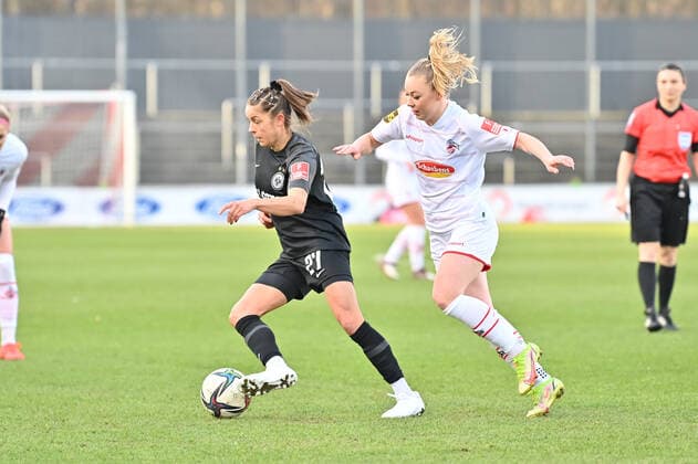 Laura Feiersinger (SGE, 27) vor Weronika Zawistowska (FC Köln, 24), 13.02.2022, Köln (Deutschland), Fussball, Flyeralarm Frauen-Bundesliga, 1.FC Köln - Eintracht Frankfurt xmkx