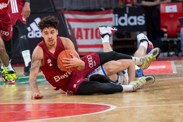 Joshua Obiesie 9 FC Bayern , Brooks DeBisschop 22 Fraport Skyliners , FC Bayern Basketball vs Fraport Skyliners, easyCredit BBL, 13 02 2022 Muenchen Bayern Germany Copyright: xkolbert-press UlrichxGamelx
