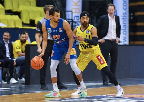 GER, Basketball,easy Credit BBL, EWE Baskets Oldenburg vs SYNTAINICS MBC 13 02 2022, EWE Arena, Oldenburg, GER, easy Credit BBL, EWE Baskets Oldenburg vs SYNTAINICS MBC , in picture Jamel MORRIS SYNTAINICS MBC 20 Phil PRESSEY EWE Baskets Oldenburg 11 nordphotoxRojahn nph00310