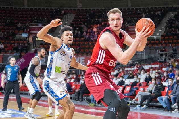 Len Adam Schoormann 6 Fraport Skyliners , Leon Radosevic 43 FC Bayern , FC Bayern Basketball vs Fraport Skyliners, easyCredit BBL, 13 02 2022 Muenchen Bayern Germany Copyright: xkolbert-press UlrichxGamelx