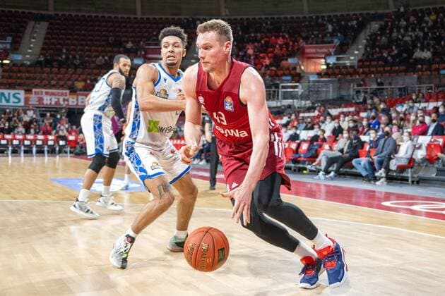 Len Adam Schoormann 6 Fraport Skyliners , Leon Radosevic 43 FC Bayern , FC Bayern Basketball vs Fraport Skyliners, easyCredit BBL, 13 02 2022 Muenchen Bayern Germany Copyright: xkolbert-press UlrichxGamelx