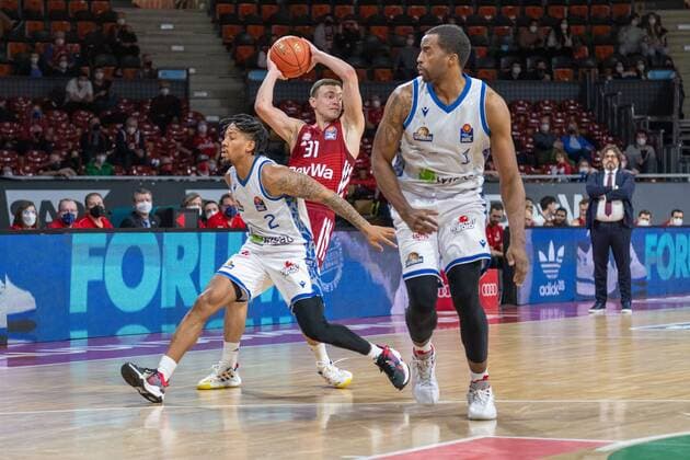 Donovan Donaldson 2 Fraport Skyliners , Zan Mark Sisko 31 FC Bayern , Jamel McLean 1 Fraport Skyliner , FC Bayern Basketball vs Fraport Skyliners, easyCredit BBL, 13 02 2022 Muenchen Bayern Germany Copyright: xkolbert-press UlrichxGamelx