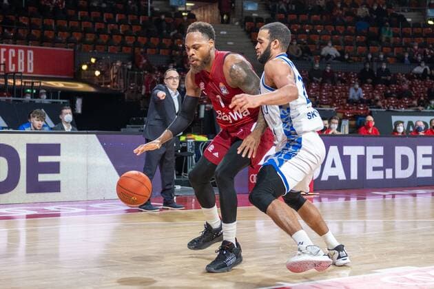 Thomas Deshaun 1 FC Bayern , Rasheed More 20 Fraport Skyliner , FC Bayern Basketball vs Fraport Skyliners, easyCredit BBL, 13 02 2022 Muenchen Bayern Germany Copyright: xkolbert-press UlrichxGamelx