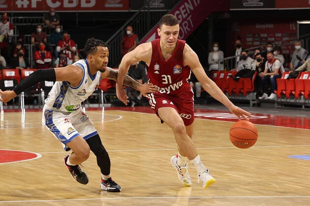 Duel between Donovan Donaldson FRAPORT SKYLINERS, 2 and Zan Mark Sisko Bayern Basketball, 31 GER, FC Bayern Basketball vs FRAPORT SKYLINERS, Basketball, 1 Bundesliga, Season 2021 2022, 13 02 2022 GER, FC Bayern Basketball vs FRAPORT SKYLINERS, Basketball, 1 Bundesliga, Season 2021 2022, 13 02 2022 Muenchen Copyright: xEIBNER MarcelxEngelbrechtx EP_EER