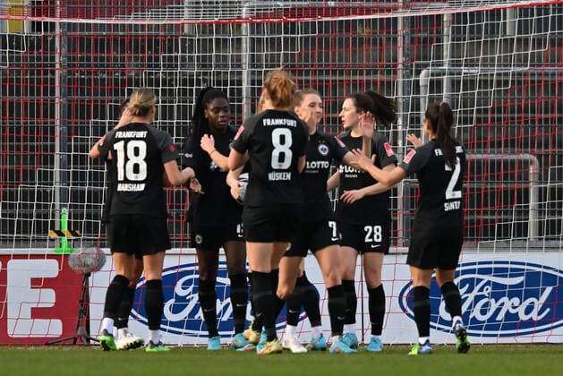 Jubel, Freuen, celebrate, happy, cheer , Goal Celebration 1:1 Eintracht Frankfurt, 13.02.2022, Köln (Deutschland), Fussball, Flyeralarm Frauen-Bundesliga, 1.FC Köln - Eintracht Frankfurt xmkx