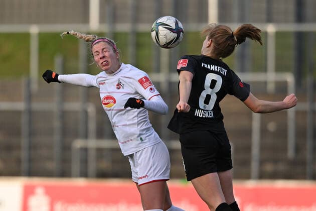 Sharon Beck (FC Köln, 10) gewinnt den Kopfball gegen Sjoeke Nüsken (SGE, 8), 13.02.2022, Köln (Deutschland), Fussball, Flyeralarm Frauen-Bundesliga, 1.FC Köln - Eintracht Frankfurt xmkx