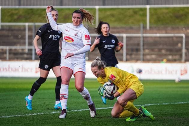 Cologne, Germany, February 13th Goalkeeper Merle Frohms (1 Frankfurt) saves the ball prior to Rachel Rinast (31 Koeln) during the Flyeralarm Frauen-Bundesliga 2021 2022 match between 1. FC Koeln and Eintracht Frankfurt at Franz-Kremer-Stadium in Cologne, Germany. Norina Toenges Sports Press Phot 1. FC Koeln v Eintracht Frankfurt - Flyeralarm Frauen-Bundesliga 2021 2022 - Franz-Kremer-Stadium 