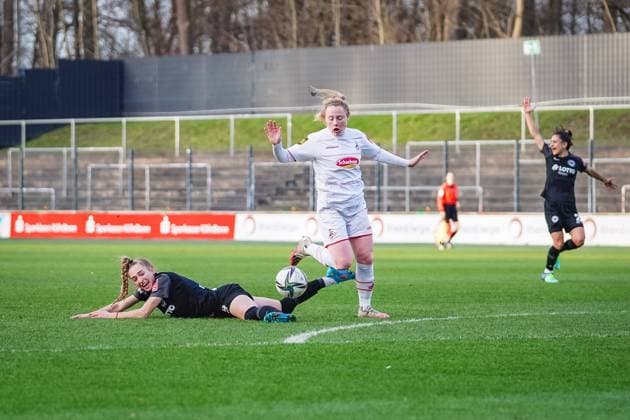 Cologne, Germany, February 13th Sophia Kleinherne (4 Frankfurt) is fouled by Amber Barrett (22 Koeln) during the Flyeralarm Frauen-Bundesliga 2021 2022 match between 1. FC Koeln and Eintracht Frankfurt at Franz-Kremer-Stadium in Cologne, Germany. Norina Toenges Sports Press Phot 1. FC Koeln v Eintracht Frankfurt - Flyeralarm Frauen-Bundesliga 2021 2022 - Franz-Kremer-Stadium 
