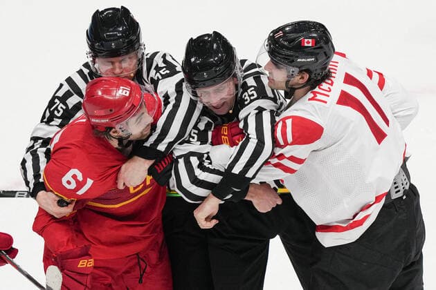Sport Themen der Woche KW06 Sport Bilder des Tages (220213) -- BEIJING, Feb. 13, 2022 -- Wei Ruike (L) of China collides with Jack McBain of Canada during the Ice hockey, Eishockey men s preliminary round Group A match between China and Canada at National Indoor Stadium in Beijing, capital of China, Feb. 13, 2022. ) (BEIJING2022)CHINA-BEIJING-OLYMPIC Winter games, Winterspiele,Spiele, Summer games ICE HOCKEY-MEN S PRELIMINARY-CHN VS CAN(CN) DuxYu 