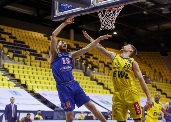 Oldenburg, Lower Saxony, DEU, 13 02 2022, Radii Caisin left, Syntainics MBC and Michal Michalak right, EWE Baskets Oldenburg EWE Baskets Oldenburg vs Syntainics MBC 1 Basketball Bundesliga Saison 2021 2022, 21 Spieltag, Grosse EWE Arena EWE Baskets Oldenburg vs Syntainics MBC