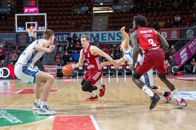 Andreas Obst 13 FC Bayern , Brancou Badio 8 Fraport Skyliner , Othello Hunter 8 FC Bayern , FC Bayern Basketball vs Fraport Skyliners, easyCredit BBL, 13 02 2022 Muenchen Bayern Germany Copyright: xkolbert-press UlrichxGamelx