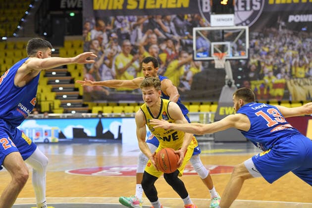 GER, Basketball,easy Credit BBL, EWE Baskets Oldenburg vs SYNTAINICS MBC 13 02 2022, EWE Arena, Oldenburg, GER, easy Credit BBL, EWE Baskets Oldenburg vs SYNTAINICS MBC , pictured through center Bennet HUNDT EWE Baskets Oldenburg 33 Goran HUSKIC SYNTAINICS MBC 23 Jamel MORRIS SYNTAINICS MBC 20 Radii CAISIN SYNTAINICS MBC 13 nordphotoxRojahn nph00310