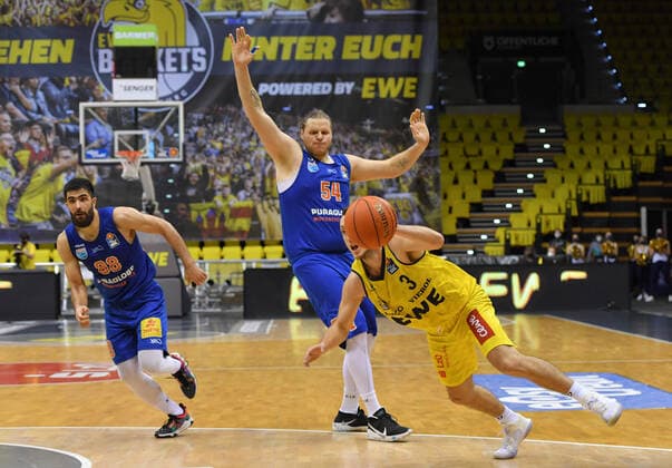 GER, Basketball,easy Credit BBL, EWE Baskets Oldenburg vs SYNTAINICS MBC 13 02 2022, EWE Arena, Oldenburg, GER, easy Credit BBL, EWE Baskets Oldenburg vs SYNTAINICS MBC , in picture not down Max HEIDEGGER EWE Baskets Oldenburg 3 vs John BRYANT SYNTAINICS MBC 54 Behnam YAKCHALI SYNTAINICS MBC 88 nordphotoxRojahn nph00310