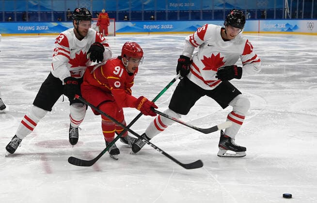 (220213) -- BEIJING, Feb. 13, 2022 -- Wang Taile (C) of China competes during the Ice hockey, Eishockey men s preliminary round Group A match between China and Canada at National Indoor Stadium in Beijing, capital of China, Feb. 13, 2022. ) (BEIJING2022)CHINA-BEIJING-OLYMPIC Winter games, Winterspiele,Spiele, Summer games ICE HOCKEY-MEN S PRELIMINARY-CHN VS CAN(CN) LiuxXiao 