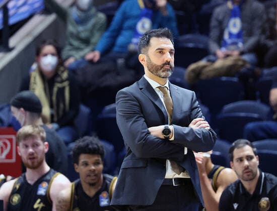 Head coach Jesus Ramirez Basketball Loewen Braunschweig thoughtful