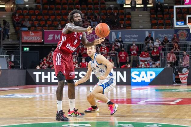 Othello Hunter 8 FC Bayern , Felix Hecker 98 Fraport Skyliner , FC Bayern Basketball vs Fraport Skyliners, easyCredit BBL, 13 02 2022 Muenchen Bayern Germany Copyright: xkolbert-press UlrichxGamelx