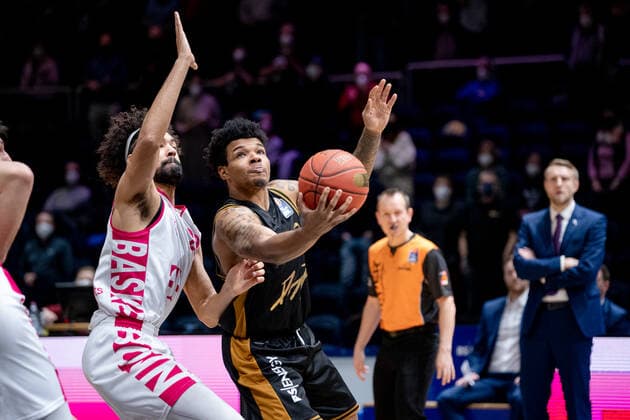 Tookie Brown Nr 0 Basketball Loewen Braunschweig vs Jeremy Morgan Nr 20 Telekom Baskets Bonn Basketball Loewen Braunschweig Telekom Baskets Bonn Basketball Loewen Braunschweig Telekom Baskets Bonn, basketball, BBL, season 2020 2021, 13 02 2022 Braunschweig Copyright: xEibner-Pressefoto DanielxReineltx EP_DRT