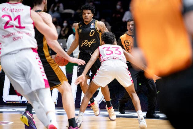 Tookie Brown Nr 0 Basketball Loewen Braunschweig vs Parker Jackson Cartwright Nr 33 Telekom Baskets Bonn Basketball Loewen Braunschweig Telekom Baskets Bonn Basketball Loewen Braunschweig Telekom Baskets Bonn, basketball, BBL, season 2020 2021, 13 02 2022 Braunschweig Copyright: xEibner-Pressefoto DanielxReineltx EP_DRT