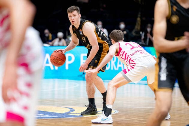 Ondrej Sehnal No 19 Basketball Loewen Braunschweig vs Skyler Bowlin No 12 Telekom Baskets Bonn Basketball Loewen Braunschweig Telekom Baskets Bonn Basketball Loewen Braunschweig Telekom Baskets Bonn, basketball, BBL, season 2020 2021, 13 02 2022 Braunschweig Copyright: xEibner-Pressefoto DanielxReineltx EP_DRT