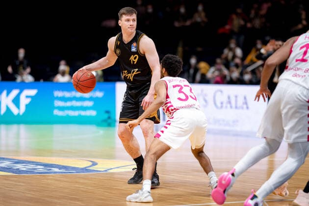 Ondrej Sehnal No 19 Basketball Loewen Braunschweig vs Parker Jackson Cartwright No 33 Telekom Baskets Bonn Basketball Loewen Braunschweig Telekom Baskets Bonn Basketball Loewen Braunschweig Telekom Baskets Bonn, basketball, BBL, season 2020 2021, 13 02 2022 Braunschweig Copyright: xEibner-Pressefoto DanielxReineltx EP_DRT