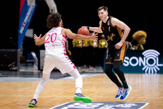 David Kraemer Nr 1 Basketball Loewen Braunschweig vs Jeremy Morgan Nr 20 Telekom Baskets Bonn Basketball Loewen Braunschweig Telekom Baskets Bonn Basketball Loewen Braunschweig Telekom Baskets Bonn, basketball, BBL, season 2020 2021, 13 02 2022 Braunschweig Copyright: xEibner-Pressefoto DanielxReineltx EP_DRT