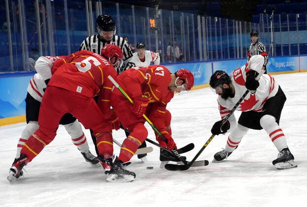 (220214) -- BEIJING, Feb. 13, 2022 -- Eric O Dell (R) of Canada competes during the Ice hockey, Eishockey men s preliminary round Group A match between China and Canada at National Indoor Stadium in Beijing, capital of China, Feb. 13, 2022. ) (BEIJING2022)CHINA-BEIJING-OLYMPIC Winter games, Winterspiele,Spiele, Summer games ICE HOCKEY-MEN S PRELIMINARY-CHN VS CAN(CN) LixAn 