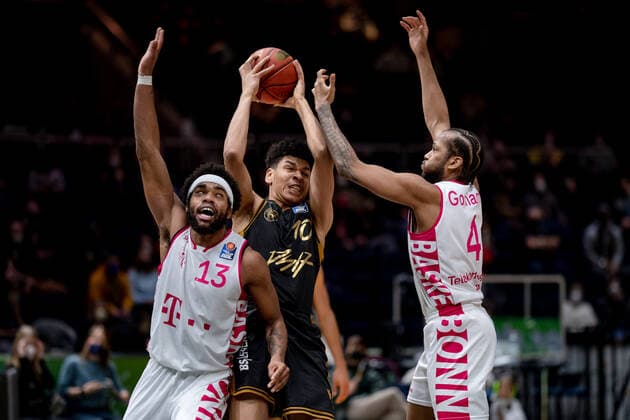 Sanada Fru Nr 10 Basketball Loewen Braunschweig against Saulius Kulvietis Nr 10 Telekom Baskets Bonn and Justin Gorham Nr 4 Telekom Baskets Bonn Basketball Loewen Braunschweig Telekom Baskets Bonn Basketball Loewen Braunschweig Telekom Baskets Bonn, basketball, BBL, season 2020 2021, 13 02 2022 Braunschweig Copyright: xEibner-Pressefoto DanielxReineltx EP_DRT
