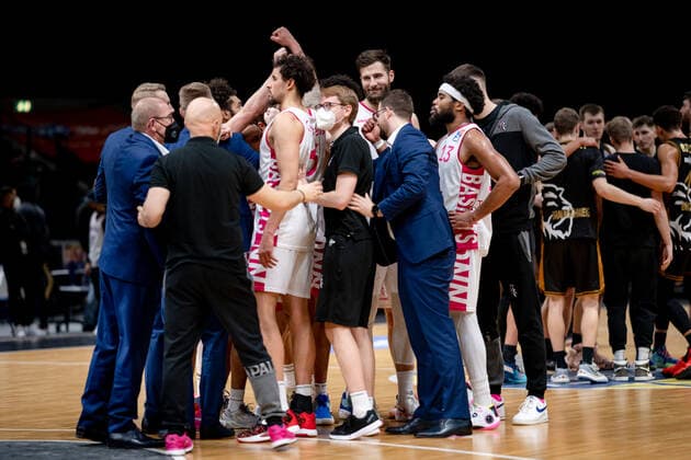 Joy after the final whistle basketball Loewen Braunschweig Telekom Baskets Bonn basketball Loewen Braunschweig Telekom Baskets Bonn, basketball, BBL, season 2020 2021, 13 02 2022 Braunschweig Copyright: xEibner-Pressefoto DanielxReineltx EP_DRT