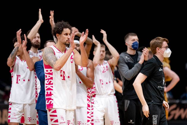 Freud ebei Michael Kessens Nr 6 Telekom Baskets Bonn , Tim Hasbargen Nr 24 Telekom Baskets Bonn and teammates Basketball Loewen Braunschweig Telekom Baskets Bonn Basketball Loewen Braunschweig Telekom Baskets Bonn, basketball, BBL, season 2020 2021, 13 02 2022 Braunschweig Copyright: xEibner-Pressefoto DanielxReineltx EP_DRT