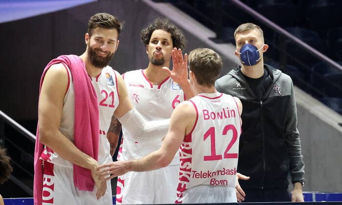 Joy at the Bonners about the victory in Braunschweig, Skyler Bowlin Telekom Baskets Bonn 12 claps with his teammates