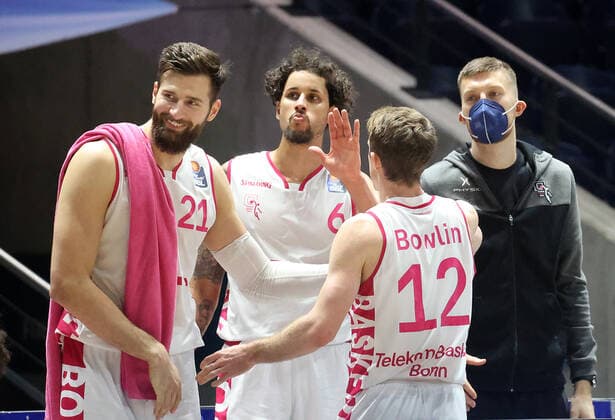 Joy at the Bonners about the victory in Braunschweig, Skyler Bowlin Telekom Baskets Bonn 12 claps with his teammates