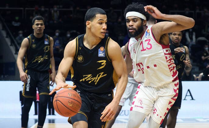 Nicholas Tischler Basketball Loewen Braunschweig , Javontae Hawkins Telekom Baskets Bonn 13