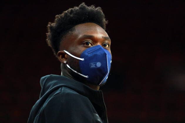 Bayern-Star Alphonso Davies und Freundin Jordyn Huitema. Am Spielende spielen die beiden zum Spass, Basketball Basketball BBL FC Bayern München - Fraport Skyliners Frankfurt im Audi Dome am 13.02.2022 FOTO: Mladen Lackovic LakoPress