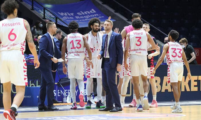 Head coach Tuomas Lisalo Telekom Baskets Bonn , assistant coach Joonas Lisalo Telekom Baskets Bonn , and the team are happy about the victory in Braunschweig.