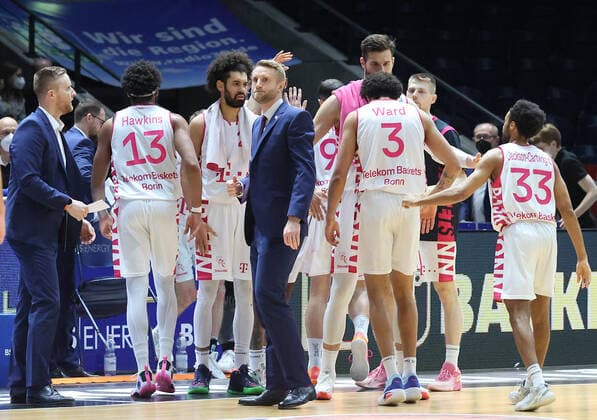 Head coach Tuomas Lisalo Telekom Baskets Bonn , assistant coach Joonas Lisalo Telekom Baskets Bonn , and the team are happy about the victory in Braunschweig.